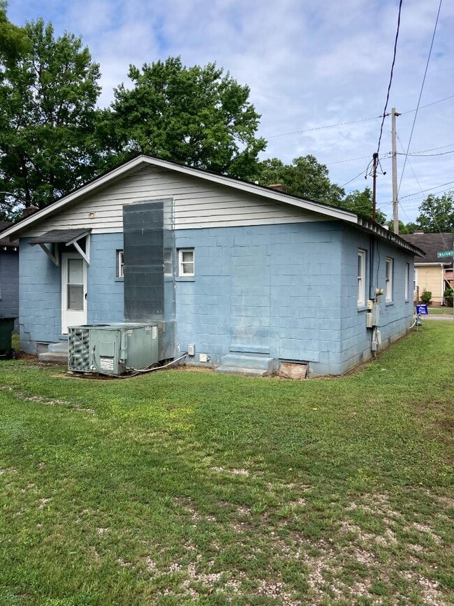 Building Photo - 208 Wainwright Ave E