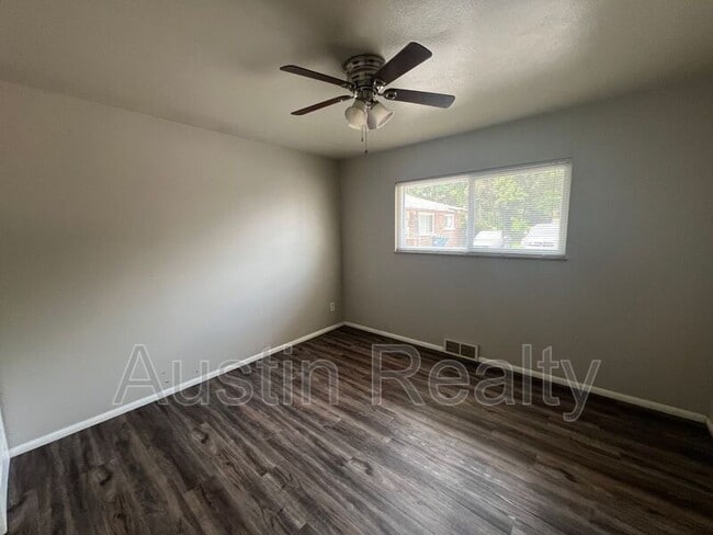 Foto del edificio - 8630 Burton Ave