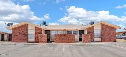 Building Photo - 1921 Lake Omega St