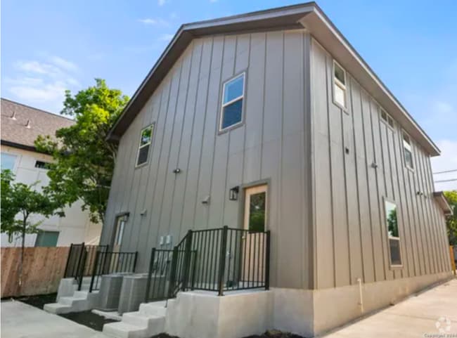Building Photo - 810 S Walters