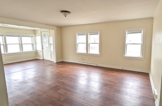 Building Photo - 1343 E. Broadway. House with basement and ...