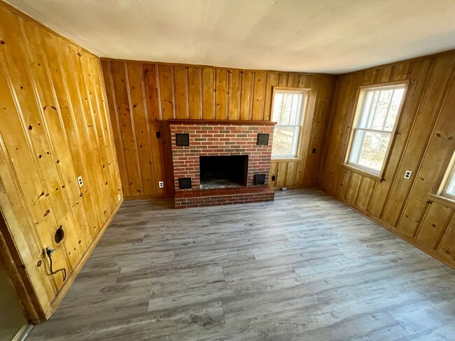 Building Photo - Available Now! - 2 Bedroom; 1 Bathroom Hom...