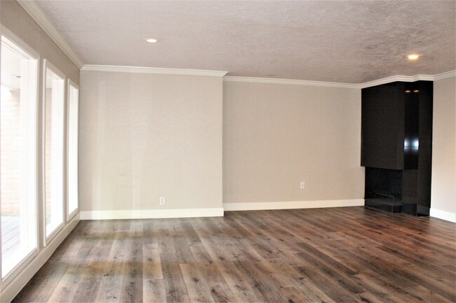 Large bay windows - 6311 Deerwood Rd