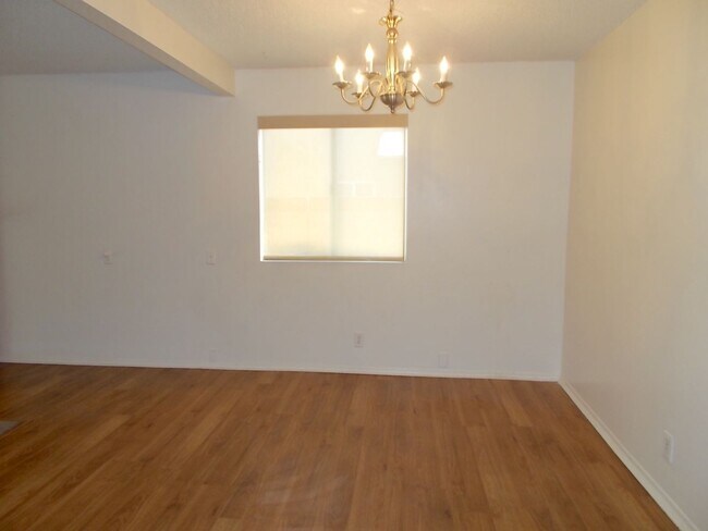 Foto del edificio - 4-Bedroom Home with Spacious Backyard