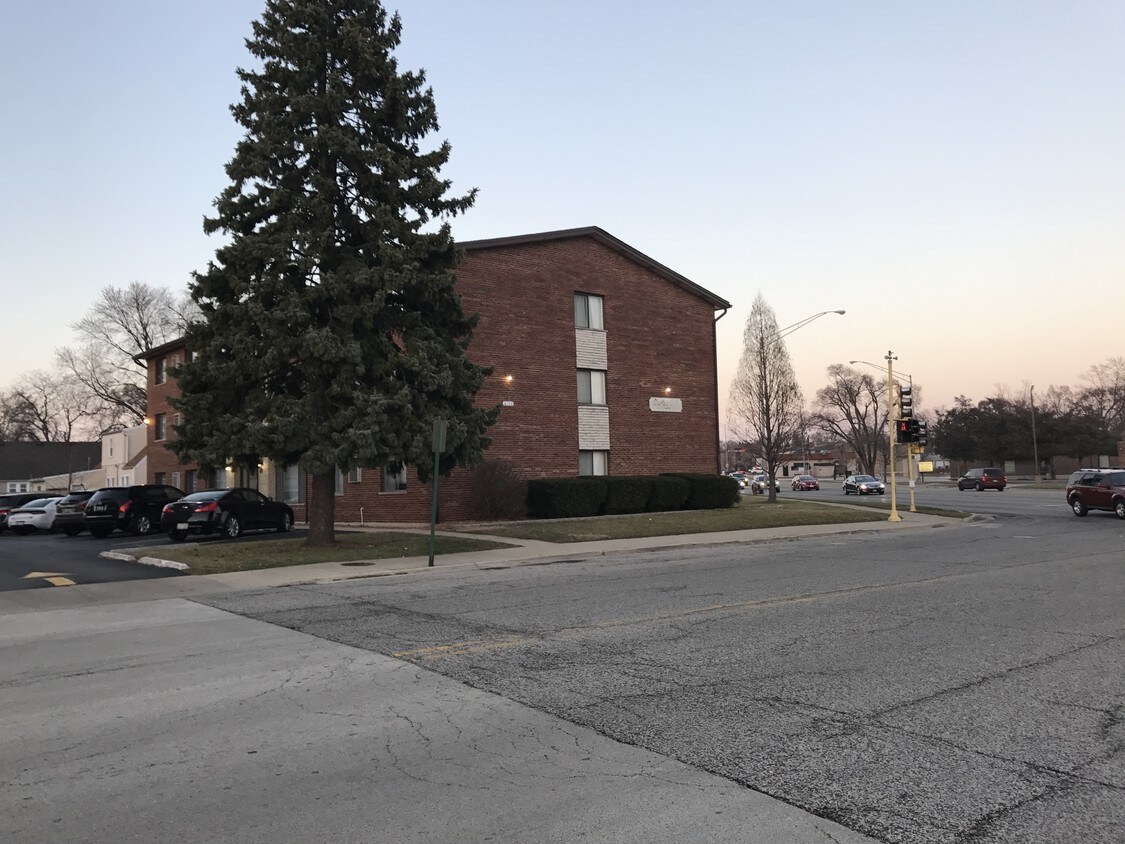 6118 W 97th St, Oak Lawn, IL 60453 Apartments in Oak Lawn, IL