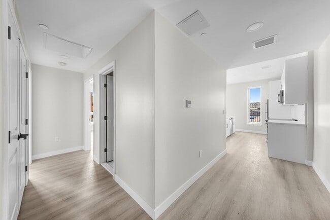 Building Photo - Modern 2BR / 2BA Condo with Balcony, 2 Covered Parking Spaces & Roof Deck