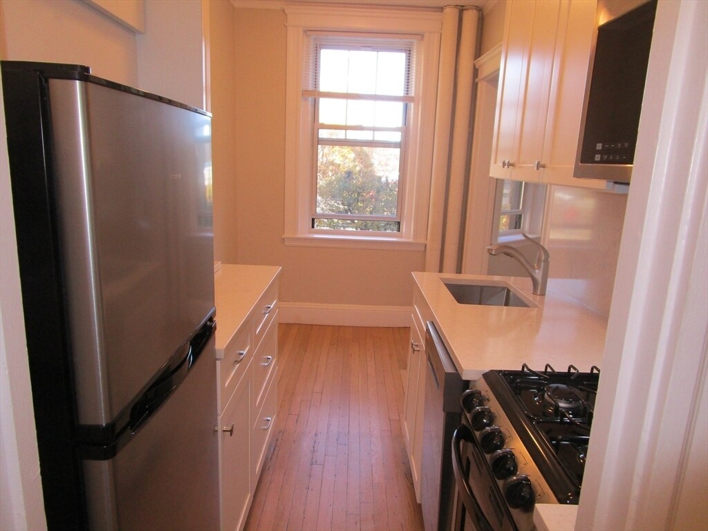 Primary Photo - 122 Riverway