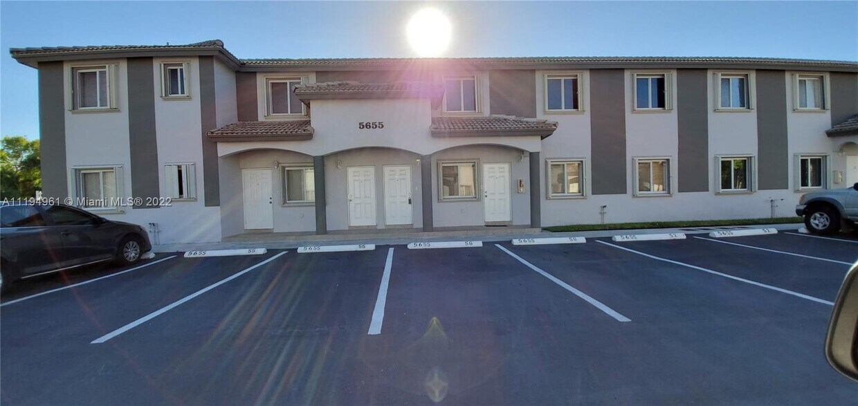 Foto principal - 5655 NW 109th Ave