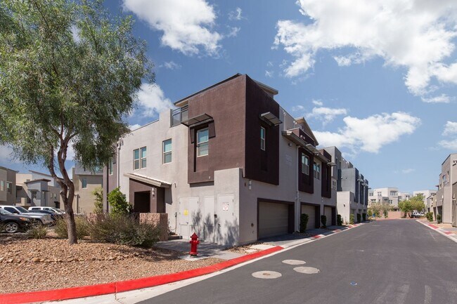 Foto del edificio - Fully furnished luxury townhome in Affinit...