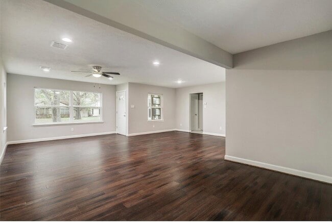 Building Photo - 4627 Maple St