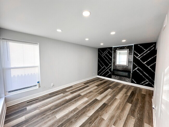 Building Photo - 8034 S Kenton Ave