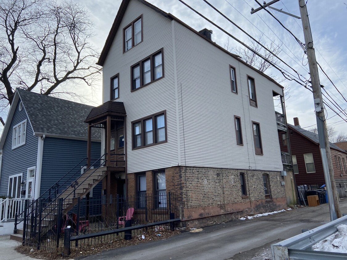 Primary Photo - 3342 N Hoyne Ave