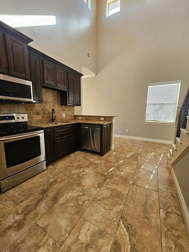 Building Photo - (2) Bed/(2.5) Bath Townhome in Gated Commu...