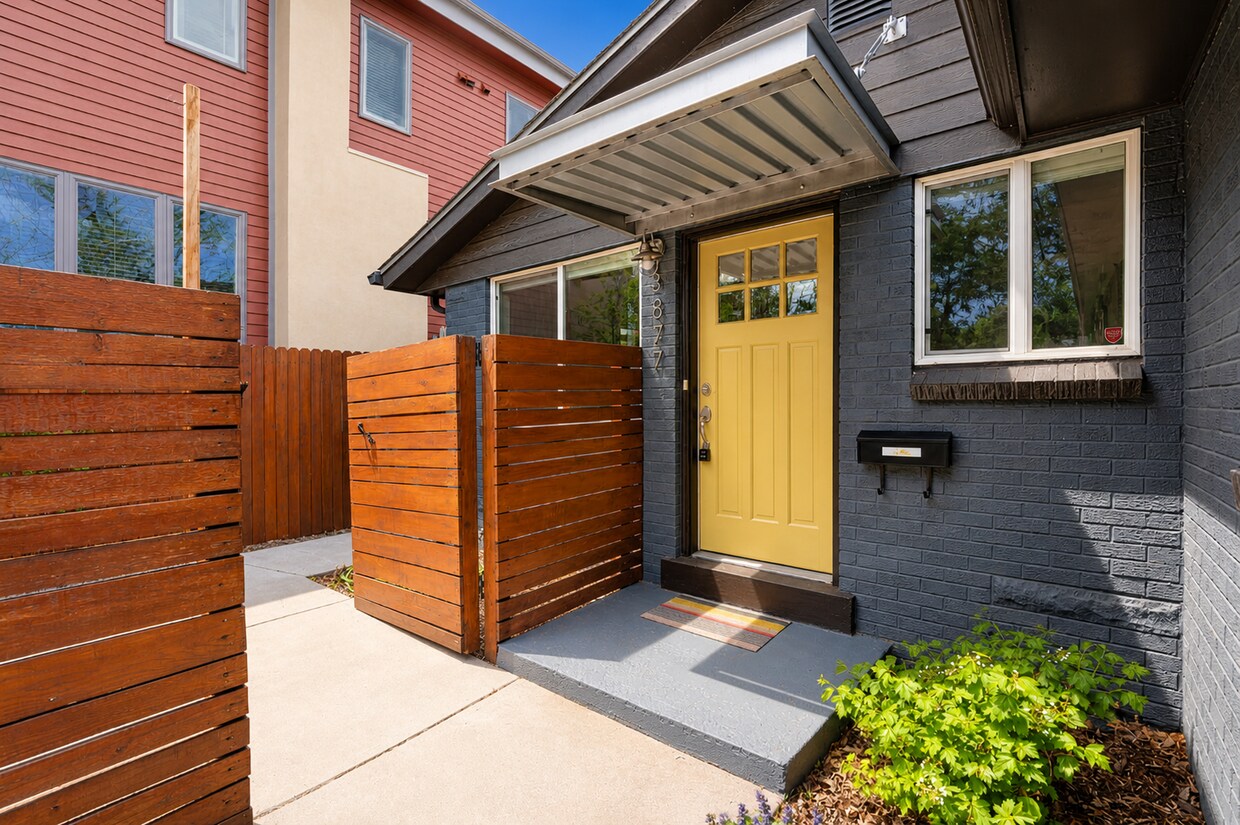 Beautiful 2-Bedroom Duplex with Granite Countertops & Hardwood Floors in the Heart of Denver! - Beautiful 2-Bedroom Duplex with Granite Countertops & Hardwood Floors in the Heart of Denver!