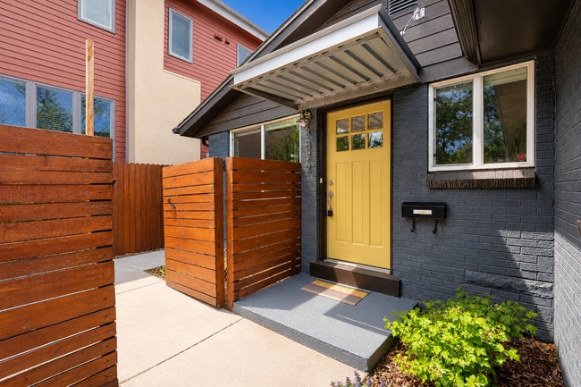 Beautiful 2-Bedroom Duplex with Granite Countertops & Hardwood Floors in the Heart of Denver! - Beautiful 2-Bedroom Duplex with Granite Countertops & Hardwood Floors in the Heart of Denver! Apartment