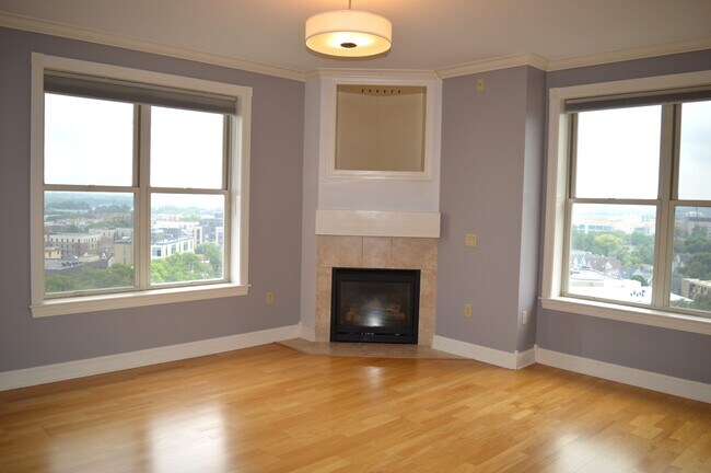 Foto del edificio - 360 W Washington Ave