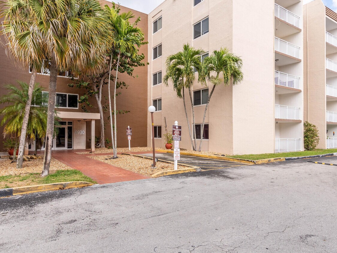 6930 Miami Gardens Dr Unit 1215, Hialeah, FL 33015 Condo for Rent in