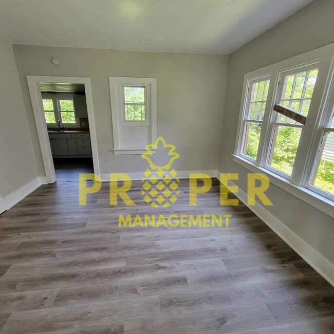 Building Photo - Large 4 bed home with Basement washer and ...