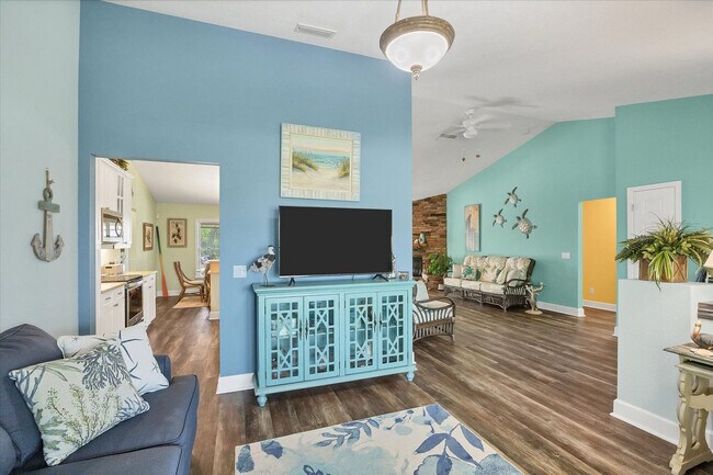 Building Photo - 15736 Lakeland Cir
