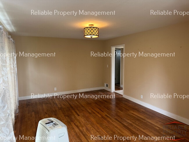 Building Photo - 160 Ronglyn Ave