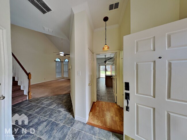 Foto del edificio - 2305 Leafy Glen Ct