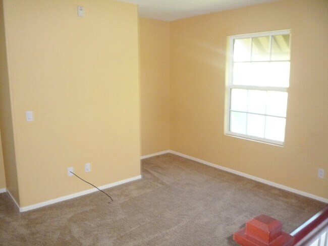 Building Photo - Treviana Townhome