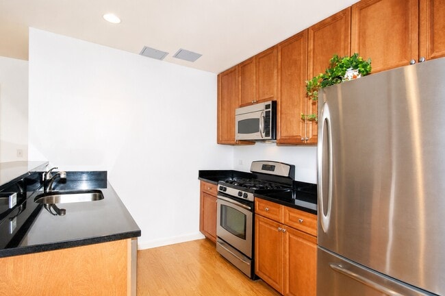 Building Photo - 659 1st St