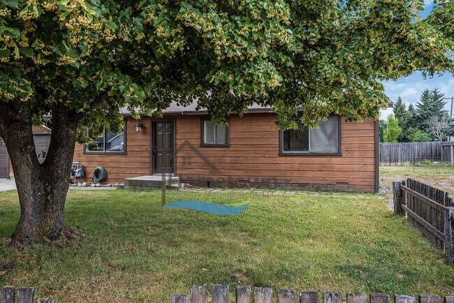 Foto del edificio - Great 3 Bedroom 2 Bath Duplex with Garage ...