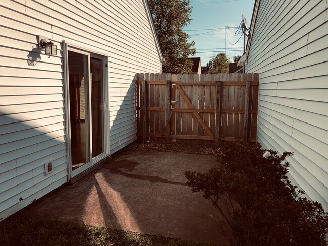 Large side patio - 639 Poplar Place