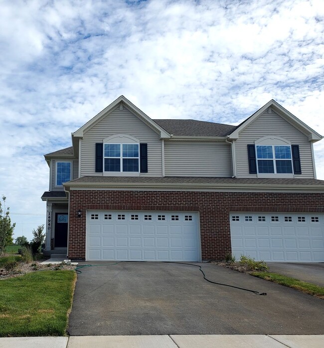 Building Photo - 2br 2.5 bath Townhome only 2 years old.