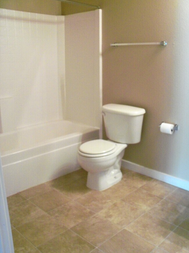 Building Photo - Fabulous Location! Pool! Single level! 2 bedroom, 2 bathrooms. New flooring. ADA Unit.