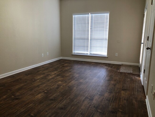 Building Photo - ***611 E Grove***