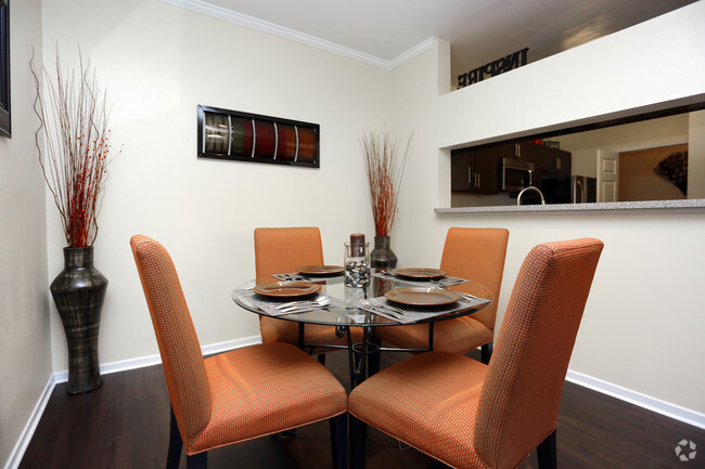 2BR, 2BA - 1033 SF - Hawthorne Hill