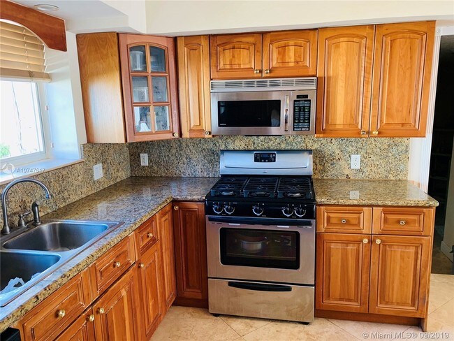 Building Photo - 1303 Biscaya Dr
