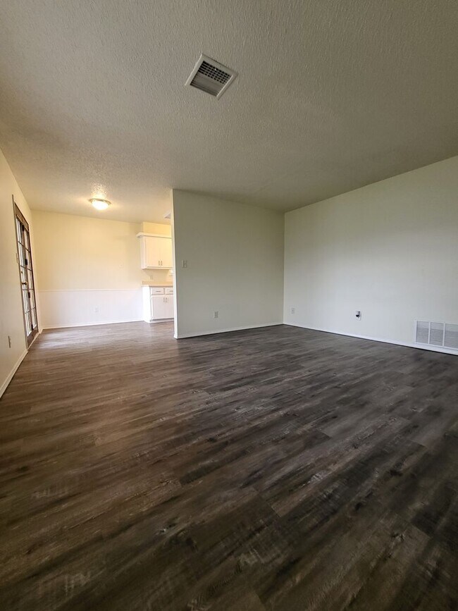 Building Photo - (3) Bed/(1.5) Bath Avail NOW!
