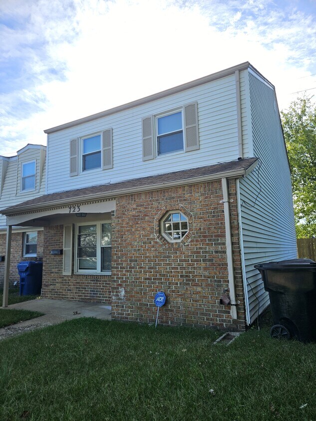 Foto principal - 723 Atterbury Ct
