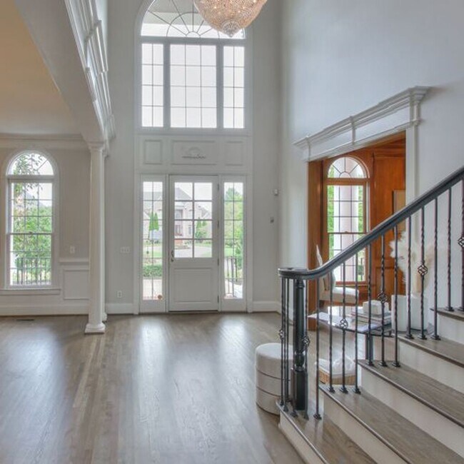 Foto del edificio - Price Improvement        Executive Home in...