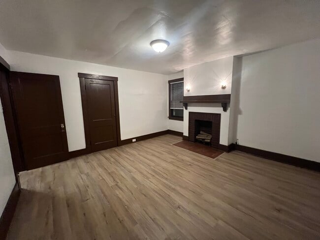 Building Photo - 320 Zara St