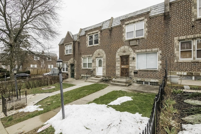 Primary Photo - 5823 Newtown Ave