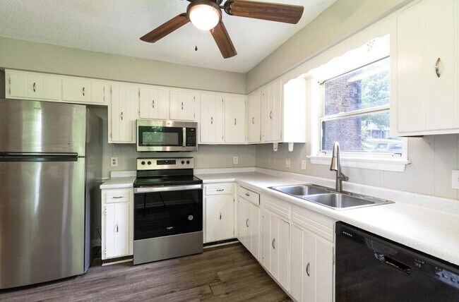 Foto del edificio - 220 Rolling Ridge Dr