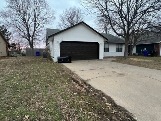 Building Photo - 1404 N Cypress Ave