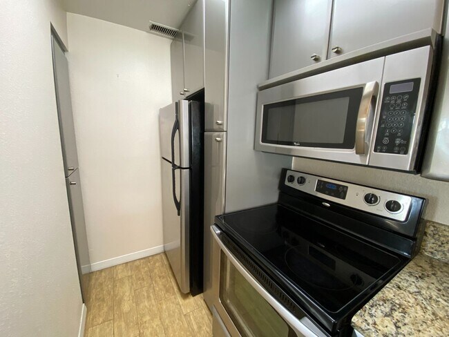 Building Photo - UT PRE-LEASE: 2 BR / 1 BA West Campus Cond...