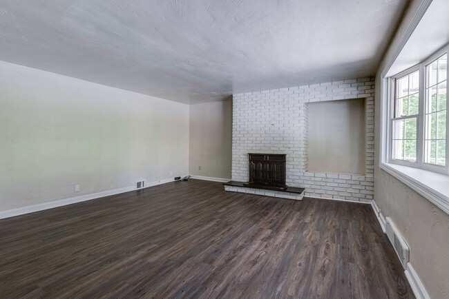 Building Photo - Available July- 3 Bedroom Home w/ Deck & Central a/c !
