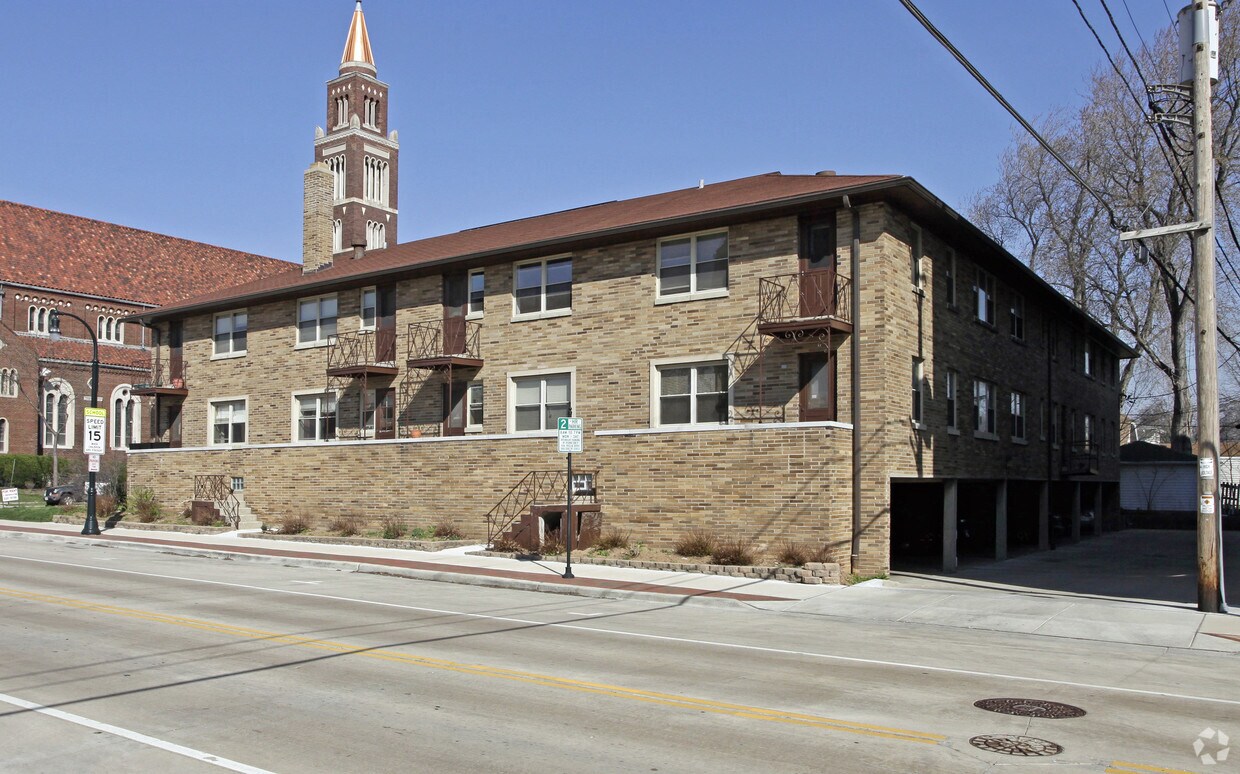 Building Photo - 4000-4006 N Farwell Ave