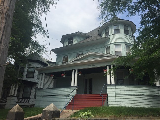 Foto del edificio - 65 Westervelt Ave