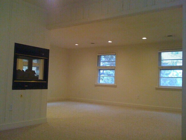 Sala de estar - 4300 Mayflower Rd