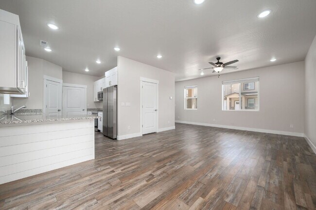 Building Photo - "Spacious 4-Bedroom Duplex Retreat in Ente...