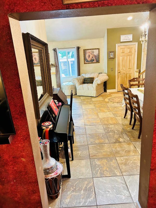 Building Photo - 1908 E Calico