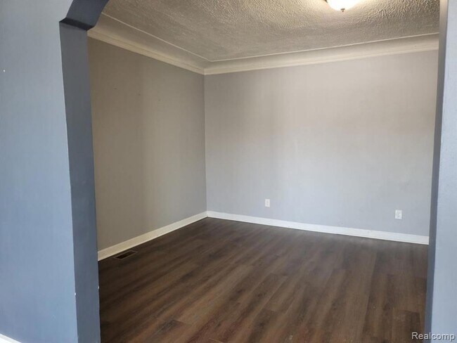 Foto del edificio - 22641 Van Dyke Ave