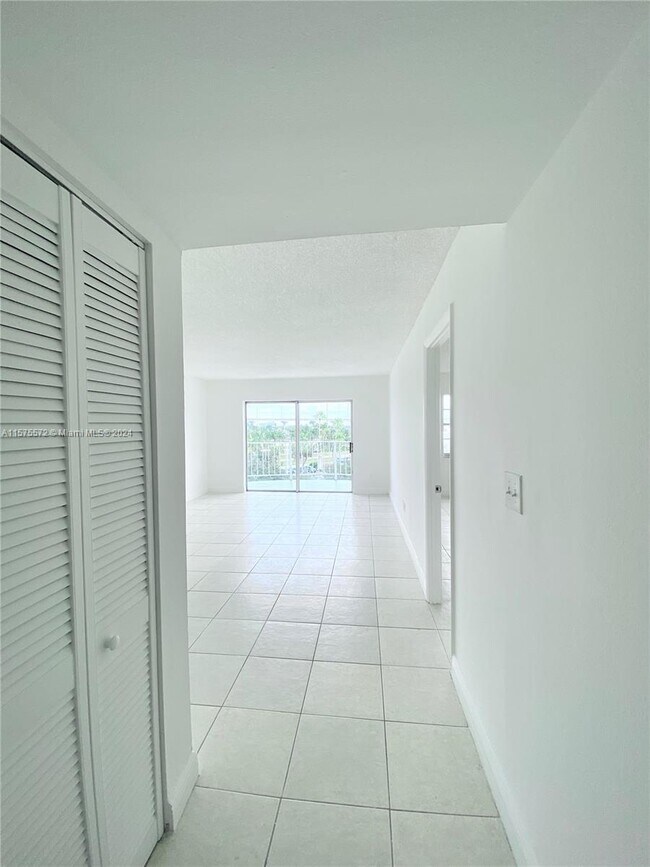 Foto del edificio - 484 NW 165th St